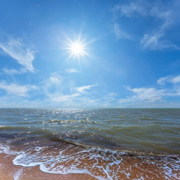 Spiaggia Sabbiosa Estiva Sotto Sole Scintillante — Foto Stock