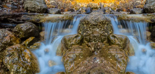 Крупним Планом Невеликий Водоспад Річці Витікає Каменів — стокове фото