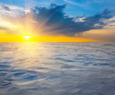 gün batımında kış grubunu düz