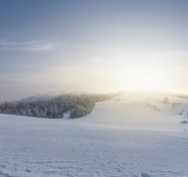 Kış grubunu hills adlı günbatımı