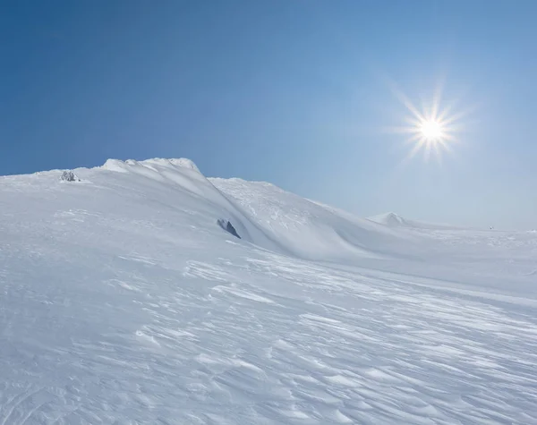 Schneebedeckter Winterberg Unter Glitzernder Sonne — Stockfoto