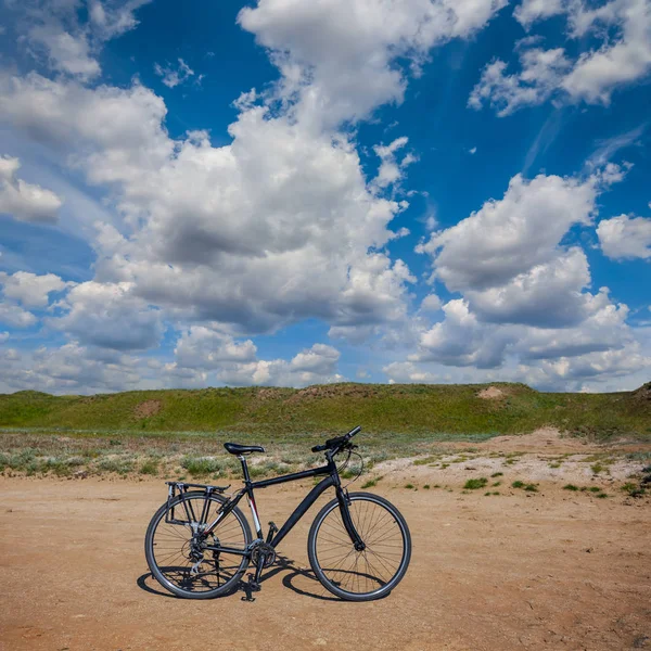 在多云的天空下 在沙滩上骑特写自行车 — 图库照片