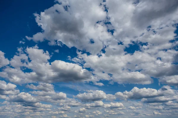 Belo Céu Azul Com Nuvens Cumulus Fundo Livre — Fotografia de Stock
