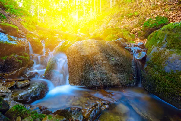 Bela Pequena Cachoeira Azul Rio Montanha — Fotografia de Stock