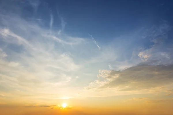 Güzel Gün Batımı Arka Planı Akşam Bulutlu Gökyüzü Sahnesi — Stok fotoğraf