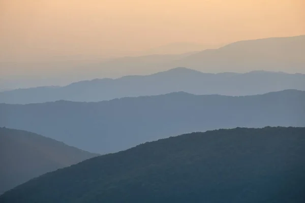 Bergkamm Silhouette Blauem Nebel Der Dämmerung — Stockfoto