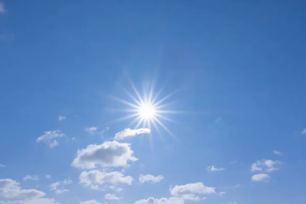 Fonkelende Zon Een Blauwe Bewolkte Hemel Outdoor Lucht Achtergrond — Stockfoto