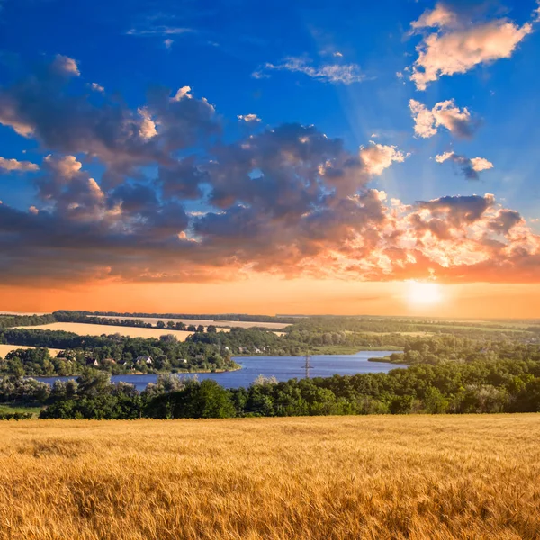 Scenario Rurale Serale Piccolo Borgo Con Lago Tra Campi Tramonto — Foto Stock