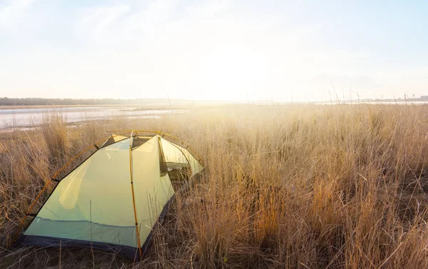 Sabahın Erken Saatlerinde Bir Çayır Arasında Turistik Çadır Seyahat Arka — Stok fotoğraf