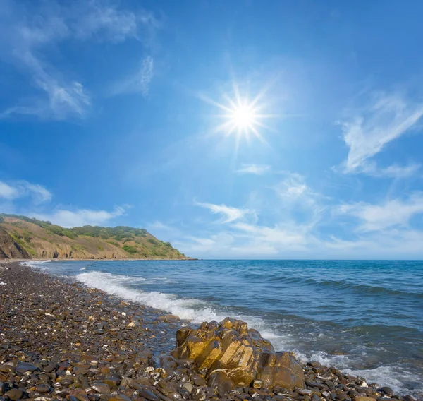 Kamieniste Wybrzeże Morza Słoneczny Letni Dzień — Zdjęcie stockowe