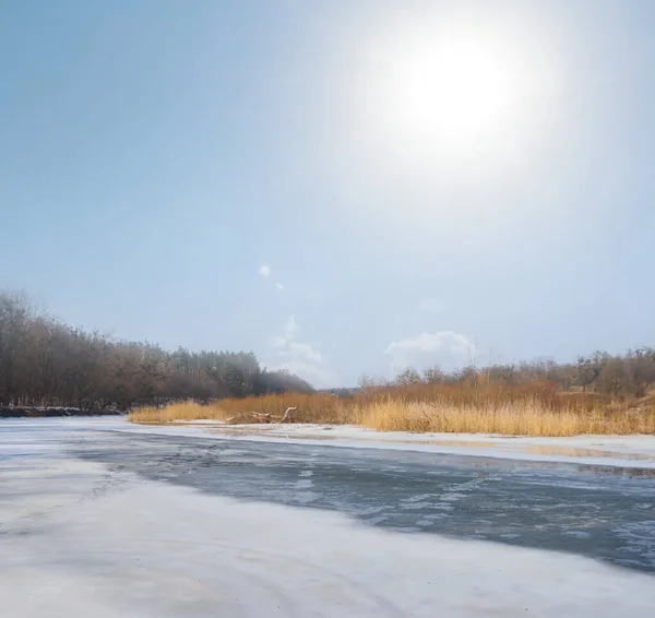 在阳光灿烂的日子里 小河在融化的雪中融化 — 图库照片