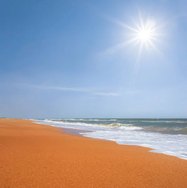 Spiaggia Mare Sabbioso Nella Soleggiata Giornata Estiva — Foto Stock