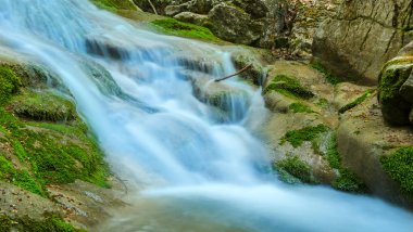 güzel closeup şelale bir dağ nehir üzerinde