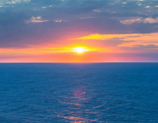 Pôr Sol Dramático Sobre Baía Mar — Fotografia de Stock