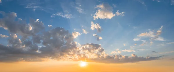 Bulutlu Bir Gökyüzünde Dramatik Bir Gün Batımı Akşam Arkaplanı — Stok fotoğraf