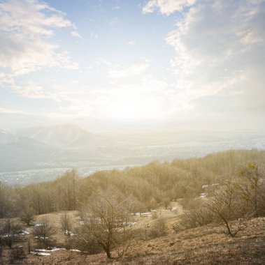 Sabah güneşinin ışığında dağ vadisi