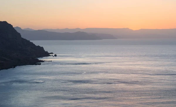 海悬崖轮廓在清晨 海日出场景 — 图库照片