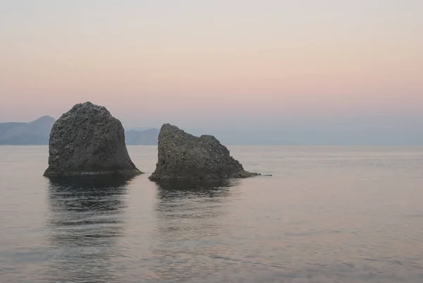 Enormes Piedras Cerca Una Costa Mar Crepúsculo Tranquilo Fondo Bahía —  Fotos de Stock