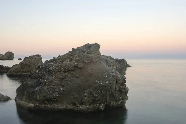 Huge Stones Sea Coast Twilight Calm Sea Bay Background — Stock Photo, Image