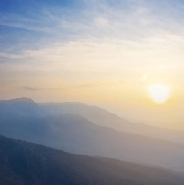 Bergkette Silhouette Einem Frühen Morgennebel — Stockfoto