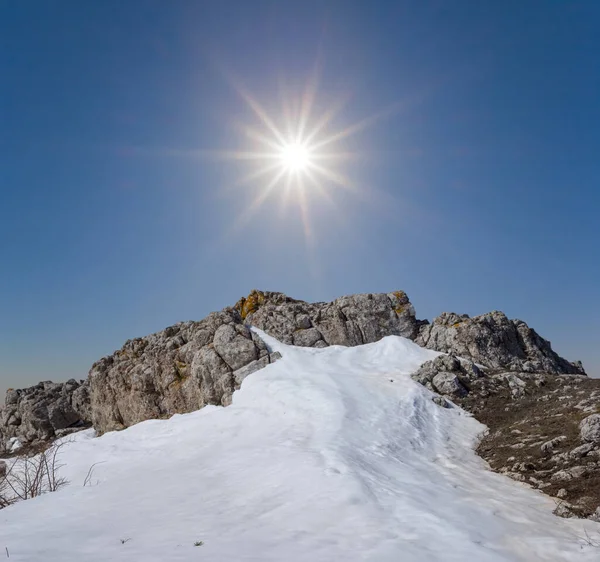 Topo Montagem Uma Neve Abaixo Sol Brilhante — Fotografia de Stock
