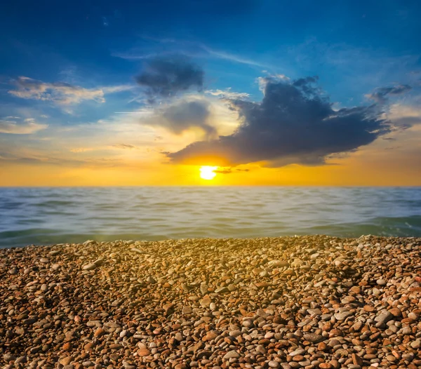 Costa Del Mar Con Pequeños Guijarros Atardecer —  Fotos de Stock