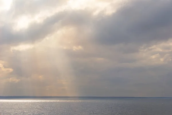 Slunce Prodírá Hustými Mraky Nad Mořským Zálivem — Stock fotografie