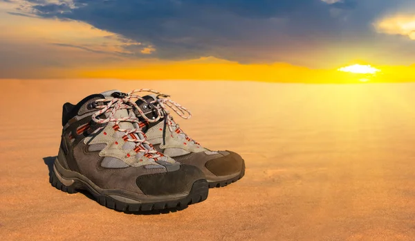 Primer Plano Par Botas Turísticas Una Arena Dramático Atardecer Fondo —  Fotos de Stock