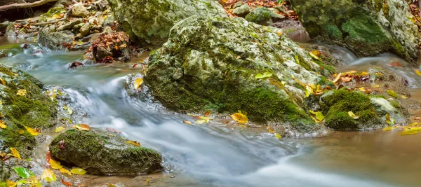 Zbliżenie Mała Górska Rzeka Pędzi Przez Kamienie — Zdjęcie stockowe