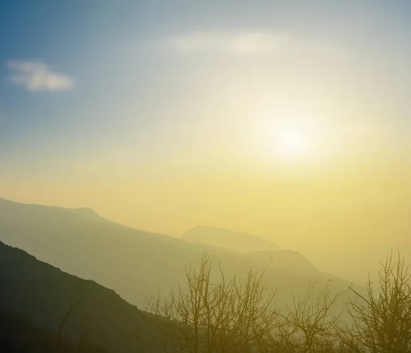 Dramatische Zonsondergang Boven Vallei Van Bergen Dichte Nevel — Stockfoto