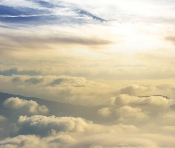 Silhueta Cume Montanha Uma Densa Nuvens Pôr Sol Fundo Natural — Fotografia de Stock