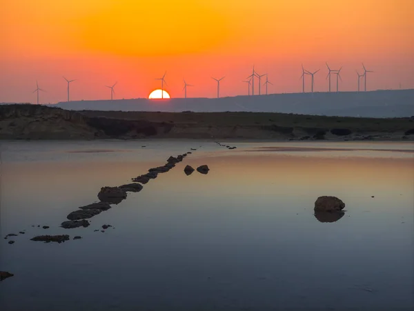 夕阳西下的丘雀湖 夕阳西下的风力发电站轮廓 绿色能源背景 — 图库照片