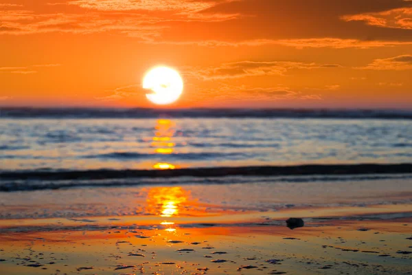 Piaszczysta Plaża Morska Przy Dramatycznym Czerwonym Zachodzie Słońca — Zdjęcie stockowe