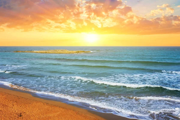 Sandstrand Sonnenaufgang Frühsommerliche Meeresszene — Stockfoto