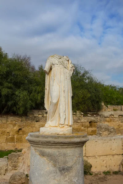 Antigua Estatua Entre Una Ruina Antigua Ciudad Escena Del Museo —  Fotos de Stock
