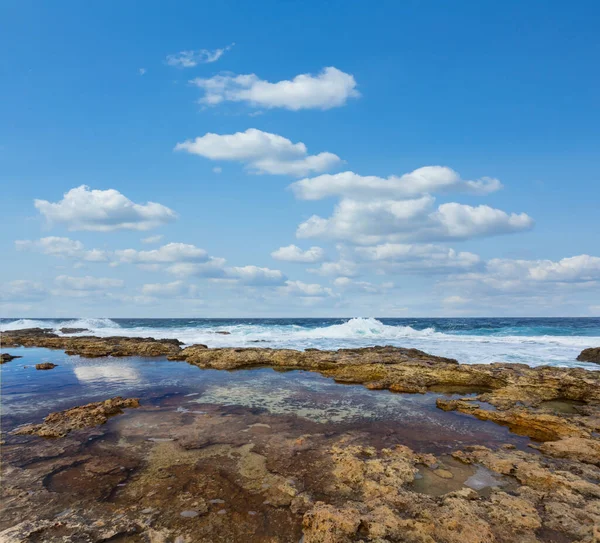 Costa Mar Tormentosa Con Piedras Bajo Cielo Nublado — Foto de Stock