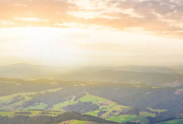 Grön Bergsdal Med Liten Vid Solnedgången — Stockfoto