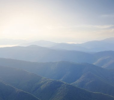 Dağ vadisinde sabahın erken saatlerinde