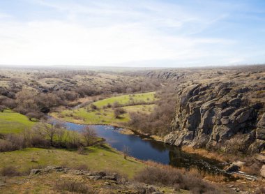Dağ kanyonunda küçük bir nehir 