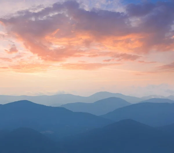 Silhouette Cresta Montagna Una Nebbia Blu Mattino Presto — Foto Stock