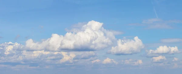 Awan Cumulus Padat Langit Biru Latar Belakang Alam Luar — Stok Foto