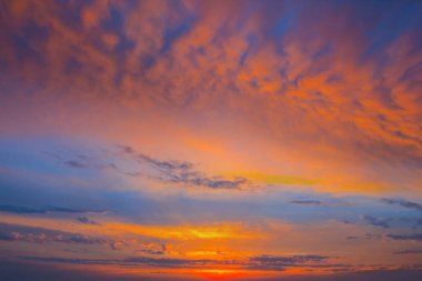Bulutlu bir gökyüzünde dramatik bir gün batımı, açık arkaplan