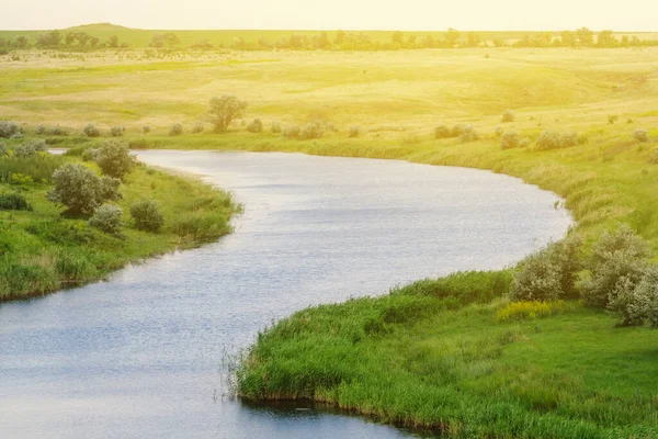 Στριμμένα Ροή Του Ποταμού Ανάμεσα Ένα Πράσινο Λόφους — Φωτογραφία Αρχείου