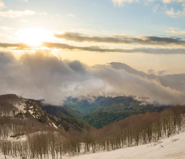 Gün batımında yoğun bulutlarda dağ vadisi