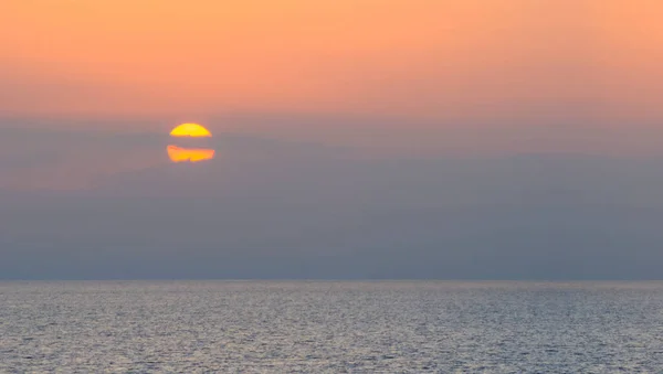 Sakin Deniz Körfezi Üzerinde Gün Doğumu Sabahın Erken Saatlerinde Açık — Stok fotoğraf