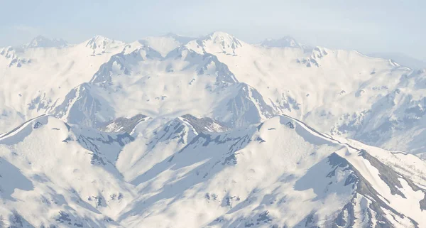 雪の中の山の尾根の上屋外の山のシーン — ストック写真