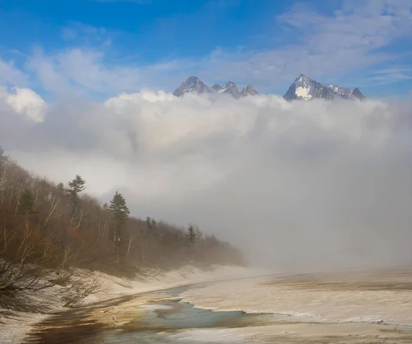 雪の山の谷春の山の風景 — ストック写真