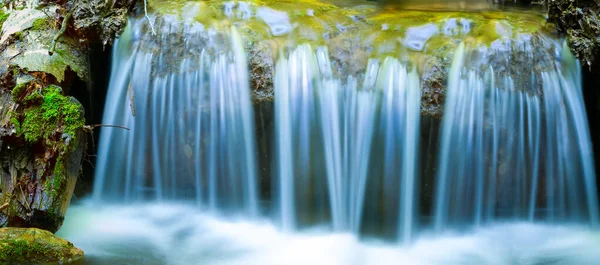 Nahaufnahme Blauer Wasserfall Auf Einem Gebirgsfluss — Stockfoto