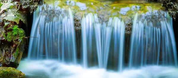 Gros Plan Cascade Bleue Sur Une Rivière Montagne — Photo