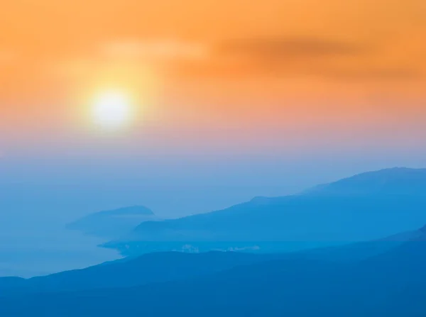 Horské Údolí Modré Mlze Při Západu Slunce Stylizované Venkovní Zázemí — Stock fotografie